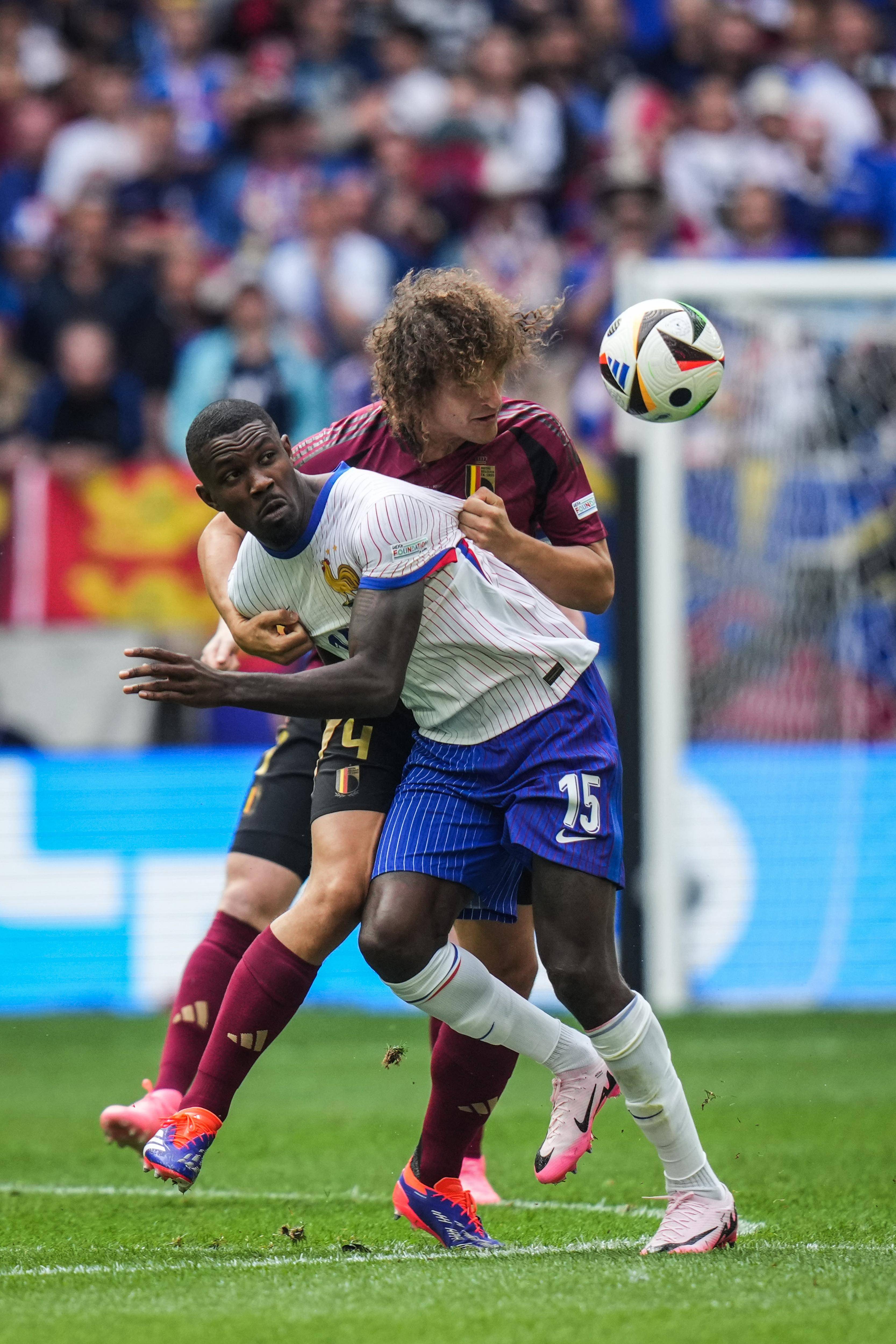 开云体育在线-激战在即,欧洲足球强队备战全力投入的简单介绍