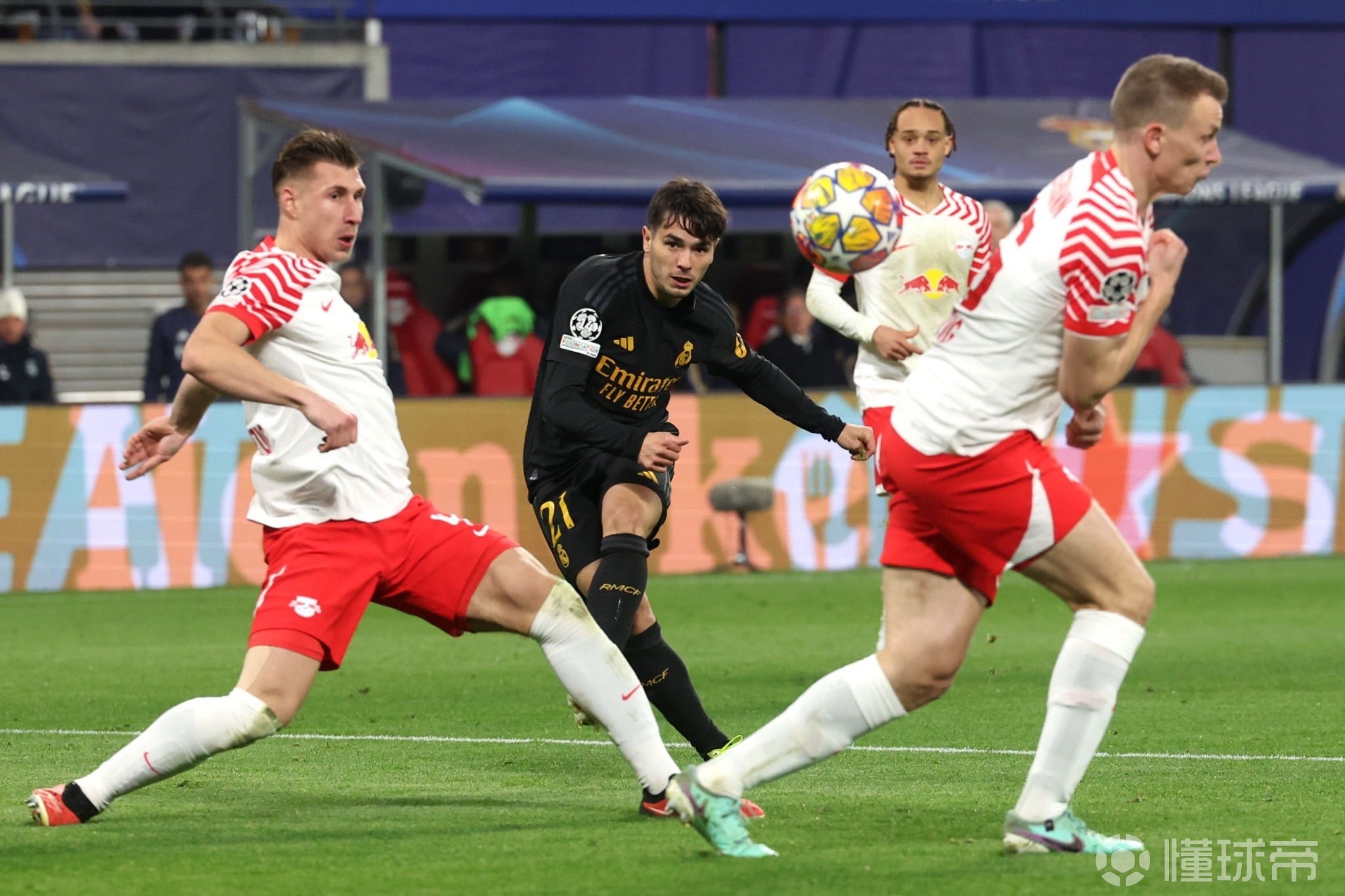 西班牙队在客场比赛中表现出色 西班牙队在客场比赛中表现出色