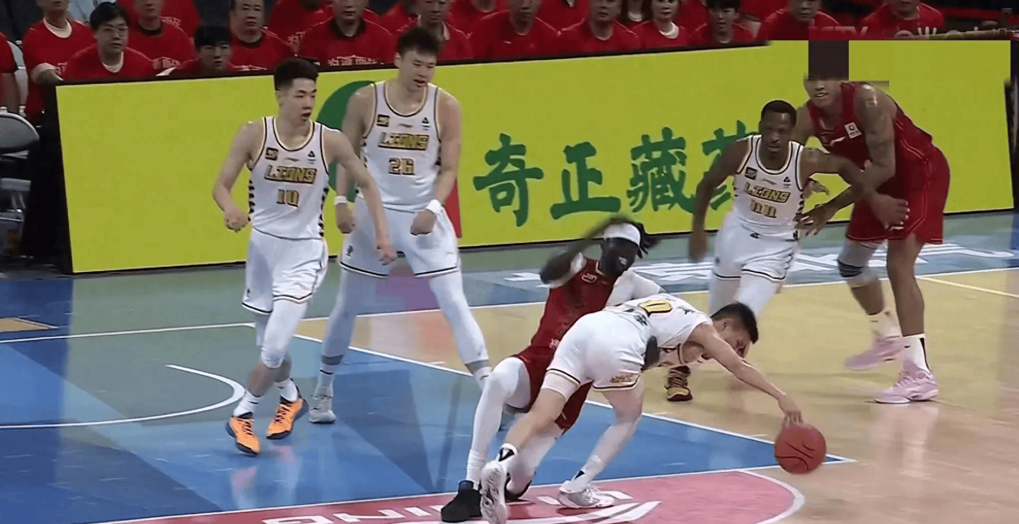 关于强行反击，球队险胜成功晋级的信息