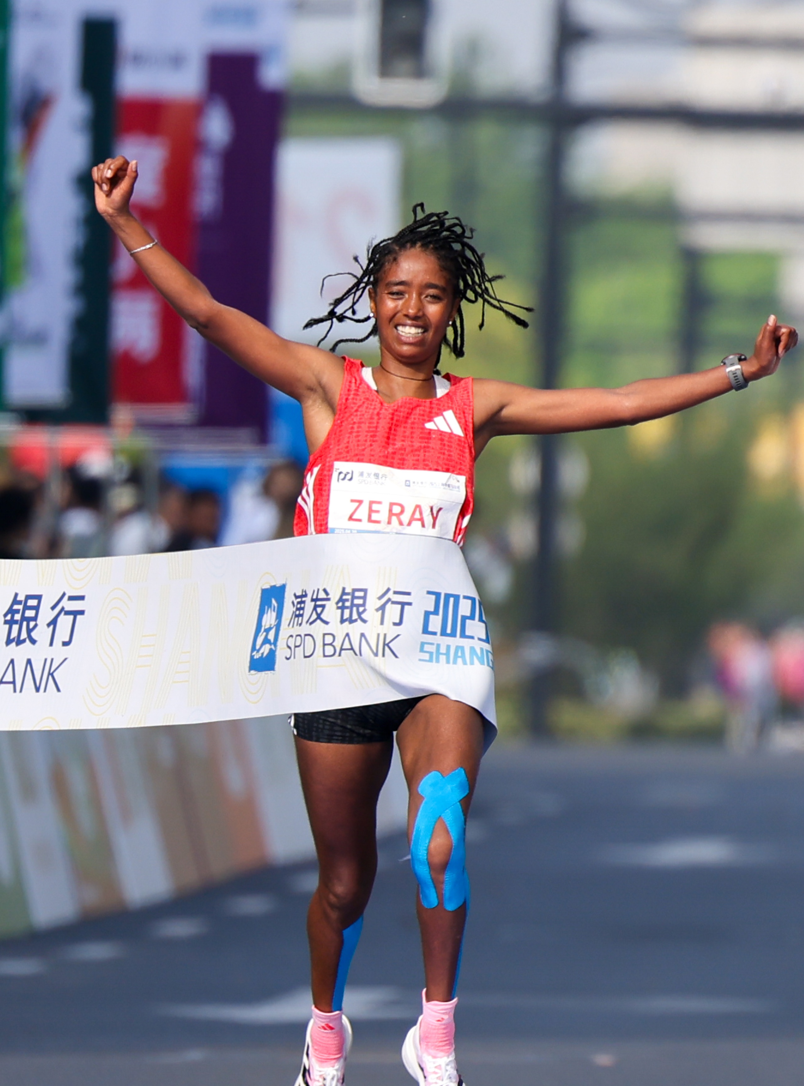 开云体育入口-强手如林：田径比赛选手冲刺终点