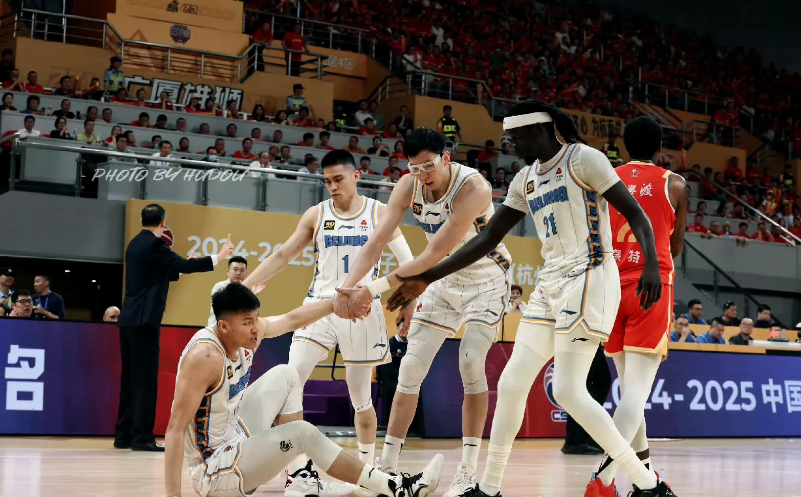 各路球星齐聚一堂对抗展现激情拼搏