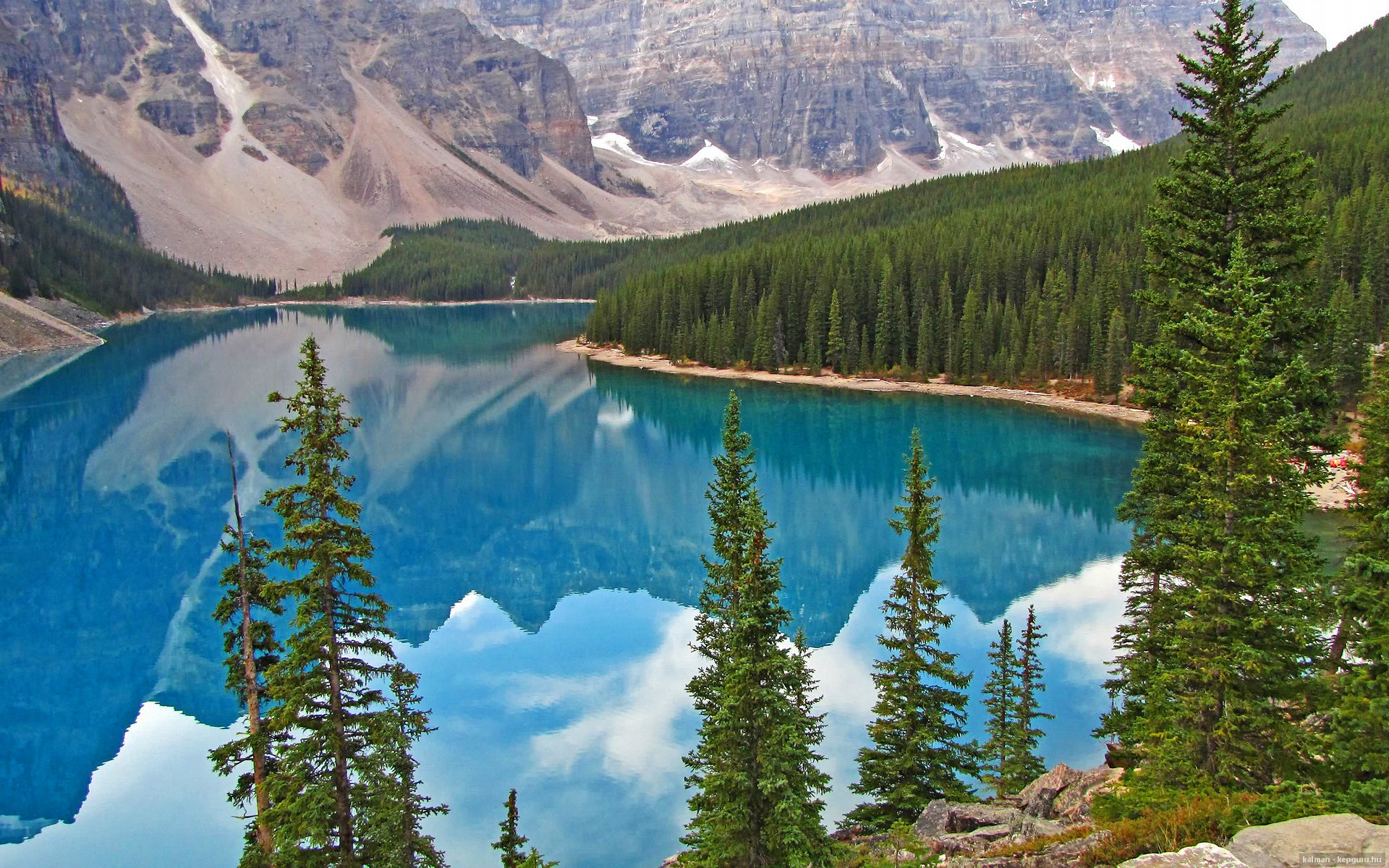 开云-马德里鏖战,新王加冕,萨卡在年度焦点之战接管伊比利亚与威尔士的绿茵对决