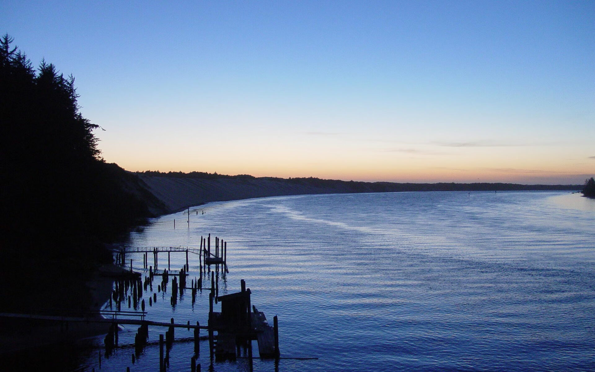 开云官网-巴黎铁塔在他脚下弯曲，当布鲁诺的魔法点亮墨西哥之夜