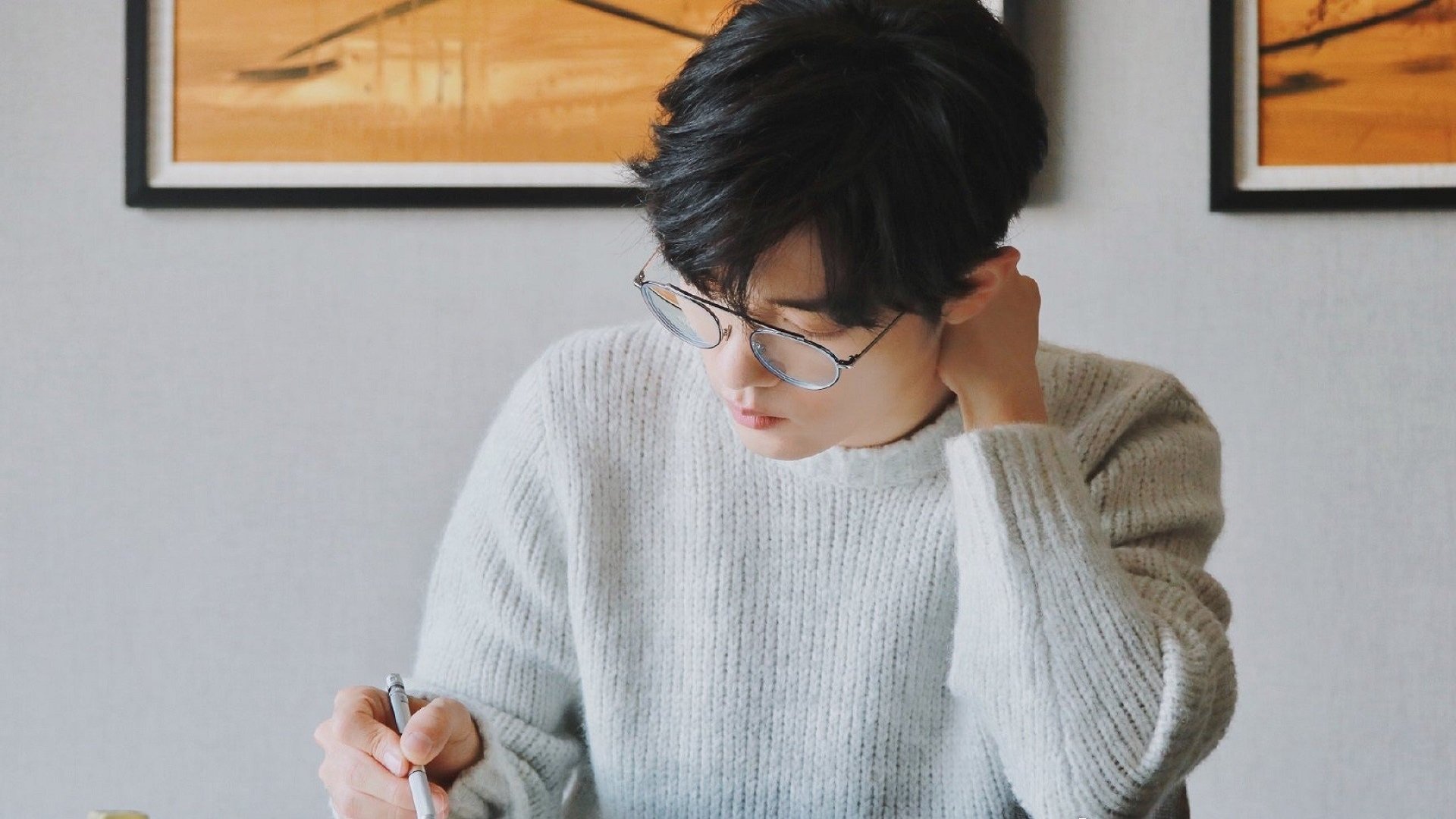 巴黎铁塔在他脚下弯曲,当布鲁诺的魔法点亮墨西哥之夜